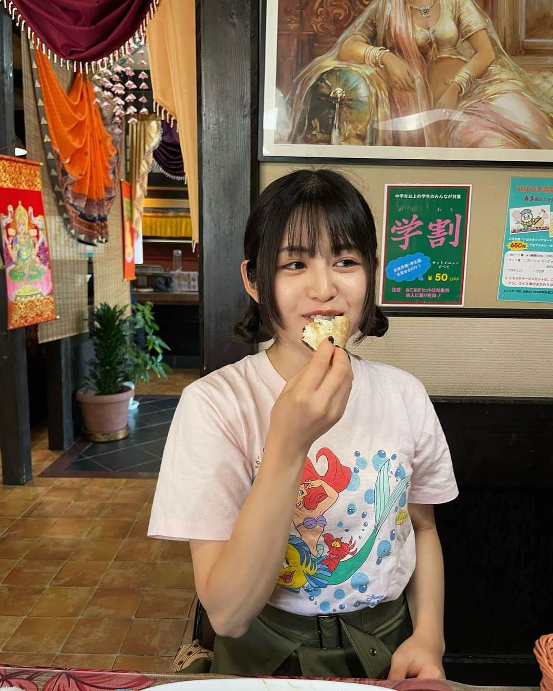 佐久間采那のインスタグラム：「.  何なんw  ナン🫓  地元のインドネパール料理屋最高に美味しい👍」