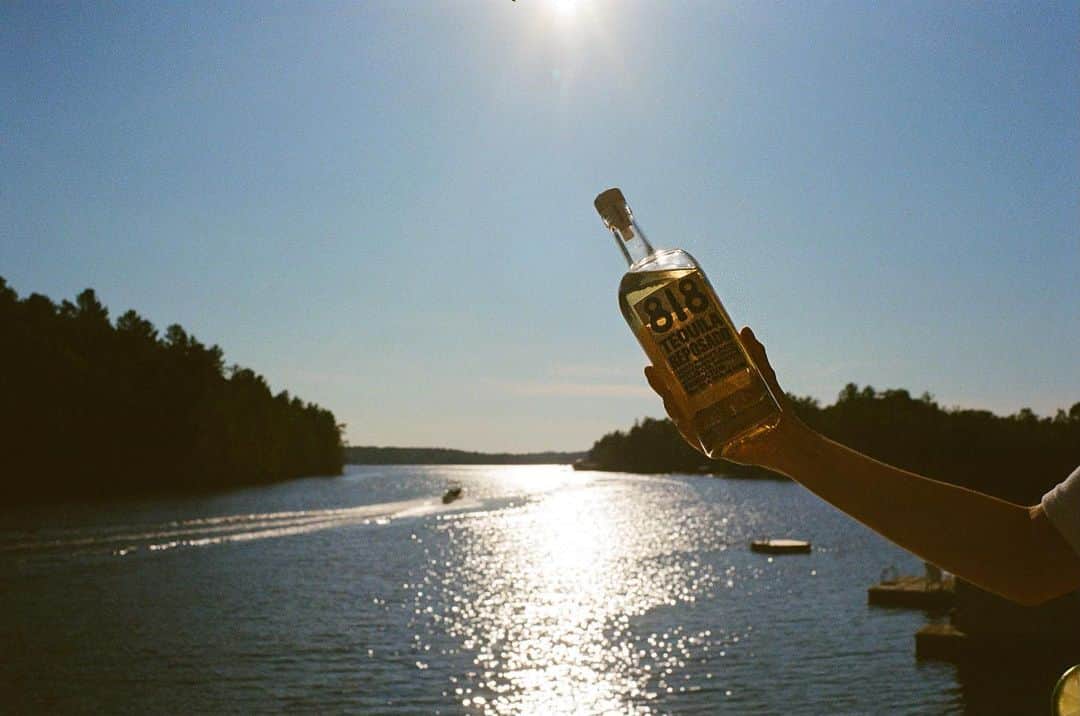 ケンダル・ジェンナーのインスタグラム：「cheers to a long weekend with @drink818 !」