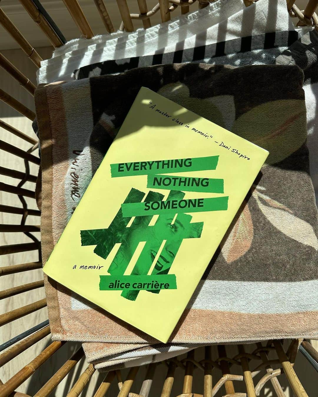 サラ・ジェシカ・パーカーのインスタグラム：「This one must be mentioned again.  Included in my recent shared stack.  It’s extraordinary. @firsteditionalice is extraordinary. Make note my fellow readers. Make your way to this book.  Available at your local independent booksellers and as always, available at your local library. X, SJ」