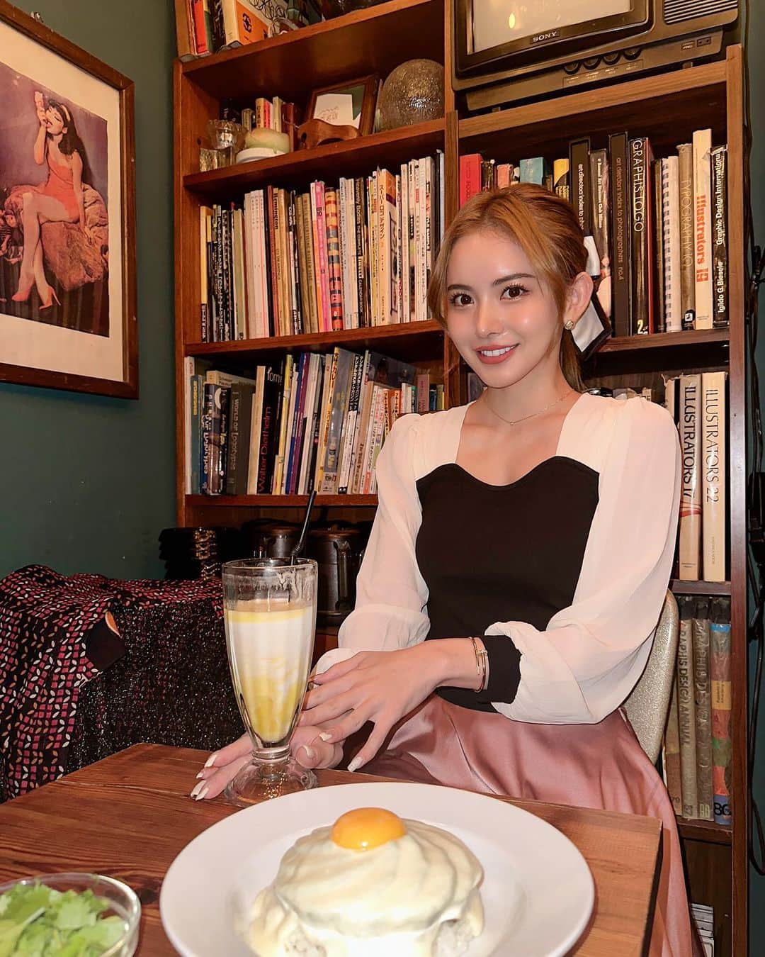 のインスタグラム：「🍳  みかさん @cjd_mika とご飯したときに 撮って頂いたお写真🥺🎀 また早く会いたいでしゅ！  tops:  @shein_japan  skirt:  @royalparty_official  . . #outfit  #goodnight」