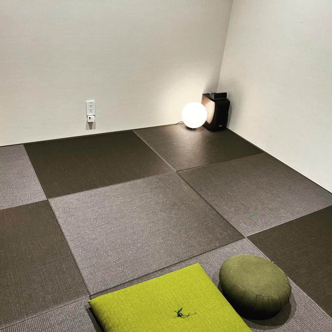 今成夢人さんのインスタグラム写真 - (今成夢人Instagram)「先日行われた企業講演会の控え室が瞑想室。現在の先端のオフィスにはこうした部屋が標準装備されていて凄いなと感じる。仕事を潤滑させていくホスピタリティをどう与えていくか。こうした瞑想室一つでも新しい流れを創っていくのだろうと感じた」9月4日 0時42分 - yumehitoimanari