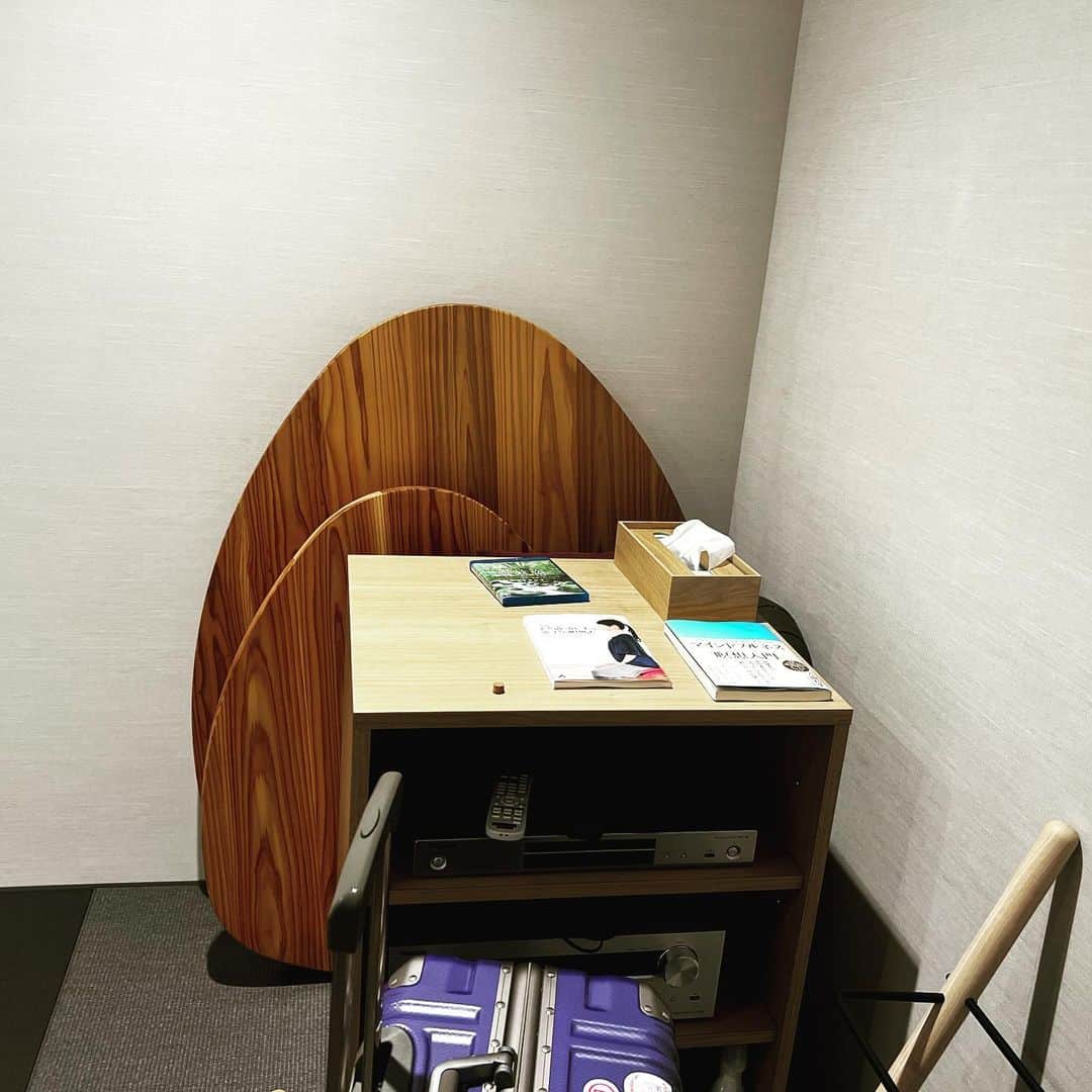 今成夢人さんのインスタグラム写真 - (今成夢人Instagram)「先日行われた企業講演会の控え室が瞑想室。現在の先端のオフィスにはこうした部屋が標準装備されていて凄いなと感じる。仕事を潤滑させていくホスピタリティをどう与えていくか。こうした瞑想室一つでも新しい流れを創っていくのだろうと感じた」9月4日 0時42分 - yumehitoimanari