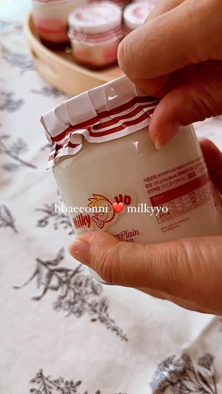 ペ・ユンジョンのインスタグラム：「아기부터 어른까지  정말맛있는 프랑스전통요거트   “콩포트” 함께느껴보세요💋  @bbaeeonni_shop  @milkyyo_korea」