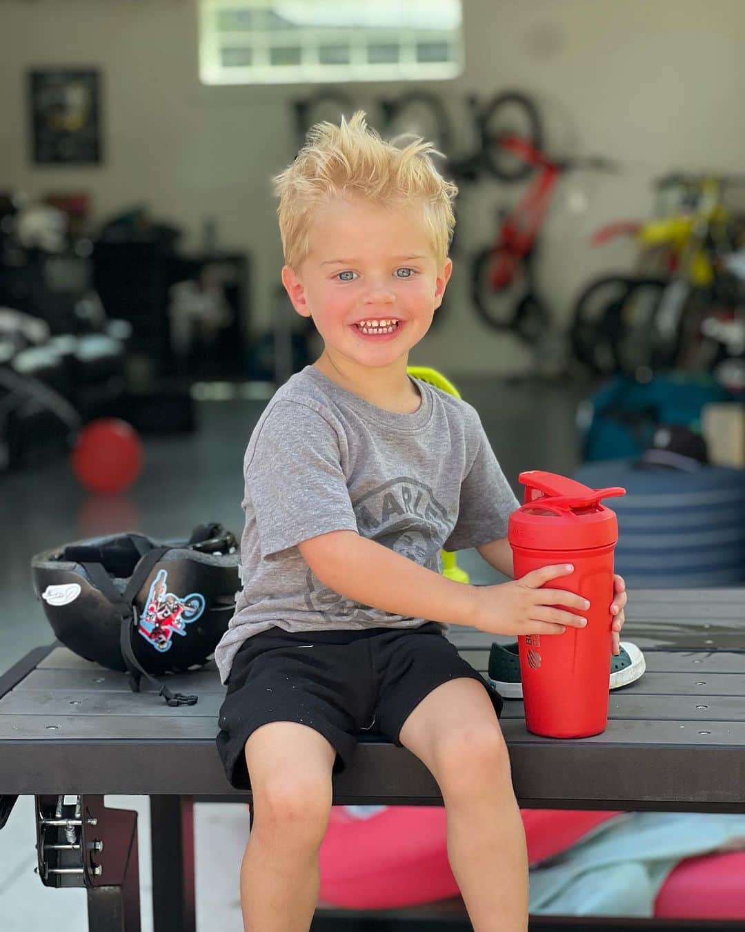 ケン・ロックゼンのインスタグラム：「Ripping bikes in the yard makes us thirsty!!! Right Griff!? 🤩」