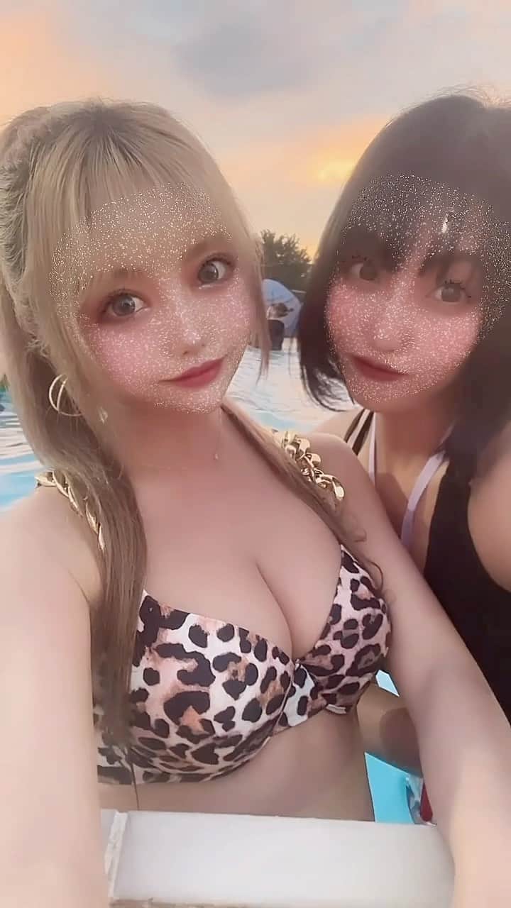 でいじーのインスタグラム：「ミスってチケット取ったからナイトプールいったけど おかげでまた遊べたからいいね♡♡  #よみらんプール #ナイトプール#よみうりランド #プール#ビキニ#水着#ビキニギャル #美人#美女#かわいい#水着姿 #水着美女 #ビキニ女子 #歌舞伎町#キャバ嬢#キャバクラ#ホスト#ホステス#𝗻𝗶𝗴𝗵𝘁#nightpool#レジャープール」
