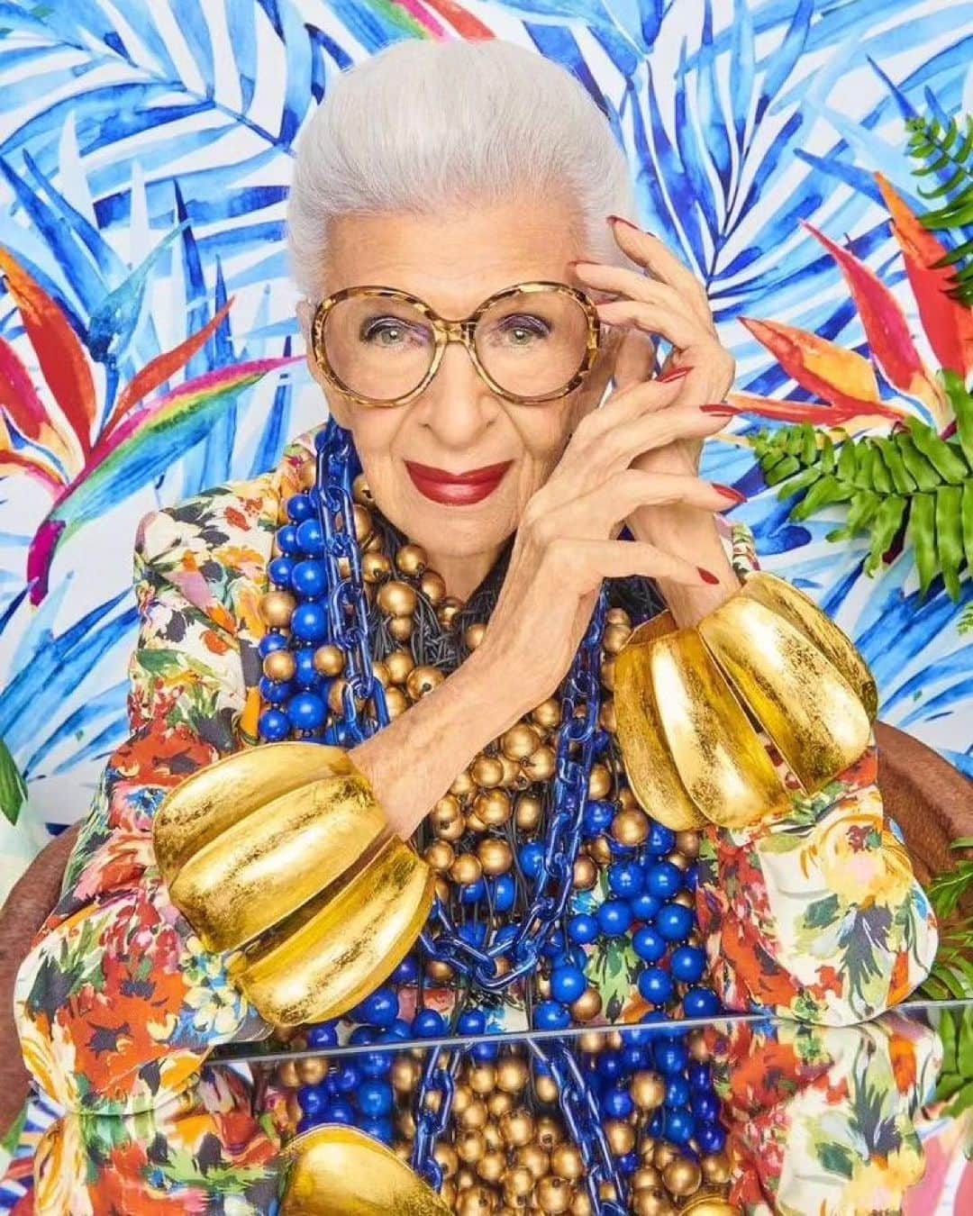 StreetArtGlobeさんのインスタグラム写真 - (StreetArtGlobeInstagram)「Happy birthday @iris.apfel! 🎉🥳🎂  Style icon Iris Apfel has just celebrated turning 102 years old, reaching the milestone age on Wednesday 29 August.   Iris an American businesswoman, interior designer, and fashion icon. In business with her husband, Carl, from 1950 to 1992, Apfel led a career in textiles, including a contract with the White House that spanned nine presidencies.   In retirement, she drew acclaim for a 2005 show at the Costume Institute at The Metropolitan Museum of Art featuring her collection of costume jewelry and styled with clothes on mannequins as she would wear it.   She has become a fashion icon, signing to IMG in 2019 as a model at age 97, and she was featured in a 2014 documentary called Iris by Albert Maysles.」9月4日 0時37分 - streetartglobe