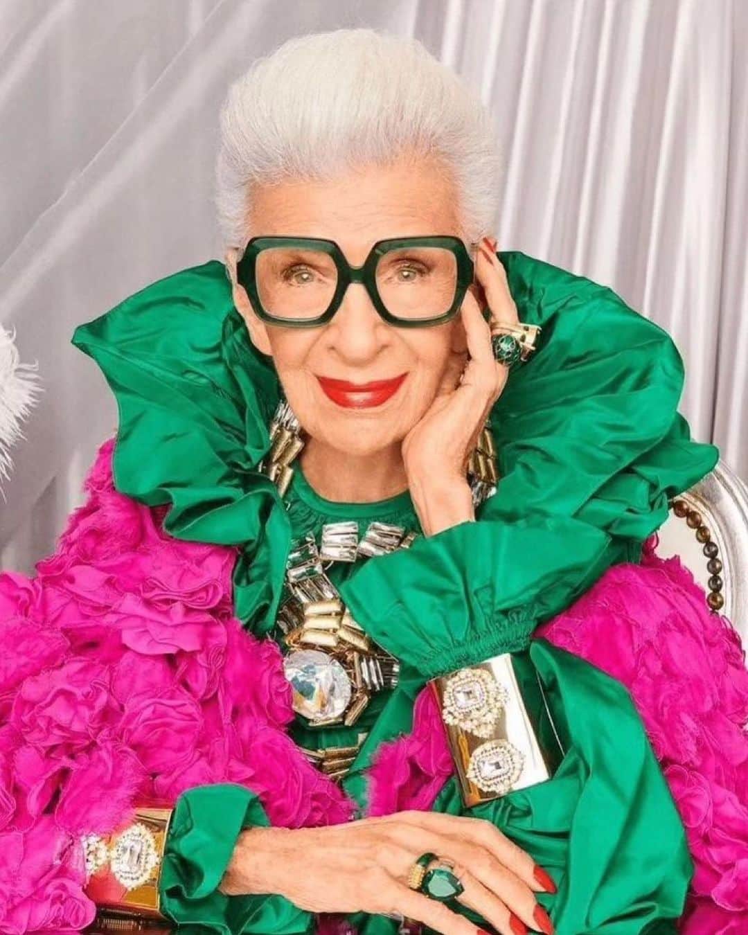 StreetArtGlobeさんのインスタグラム写真 - (StreetArtGlobeInstagram)「Happy birthday @iris.apfel! 🎉🥳🎂  Style icon Iris Apfel has just celebrated turning 102 years old, reaching the milestone age on Wednesday 29 August.   Iris an American businesswoman, interior designer, and fashion icon. In business with her husband, Carl, from 1950 to 1992, Apfel led a career in textiles, including a contract with the White House that spanned nine presidencies.   In retirement, she drew acclaim for a 2005 show at the Costume Institute at The Metropolitan Museum of Art featuring her collection of costume jewelry and styled with clothes on mannequins as she would wear it.   She has become a fashion icon, signing to IMG in 2019 as a model at age 97, and she was featured in a 2014 documentary called Iris by Albert Maysles.」9月4日 0時37分 - streetartglobe
