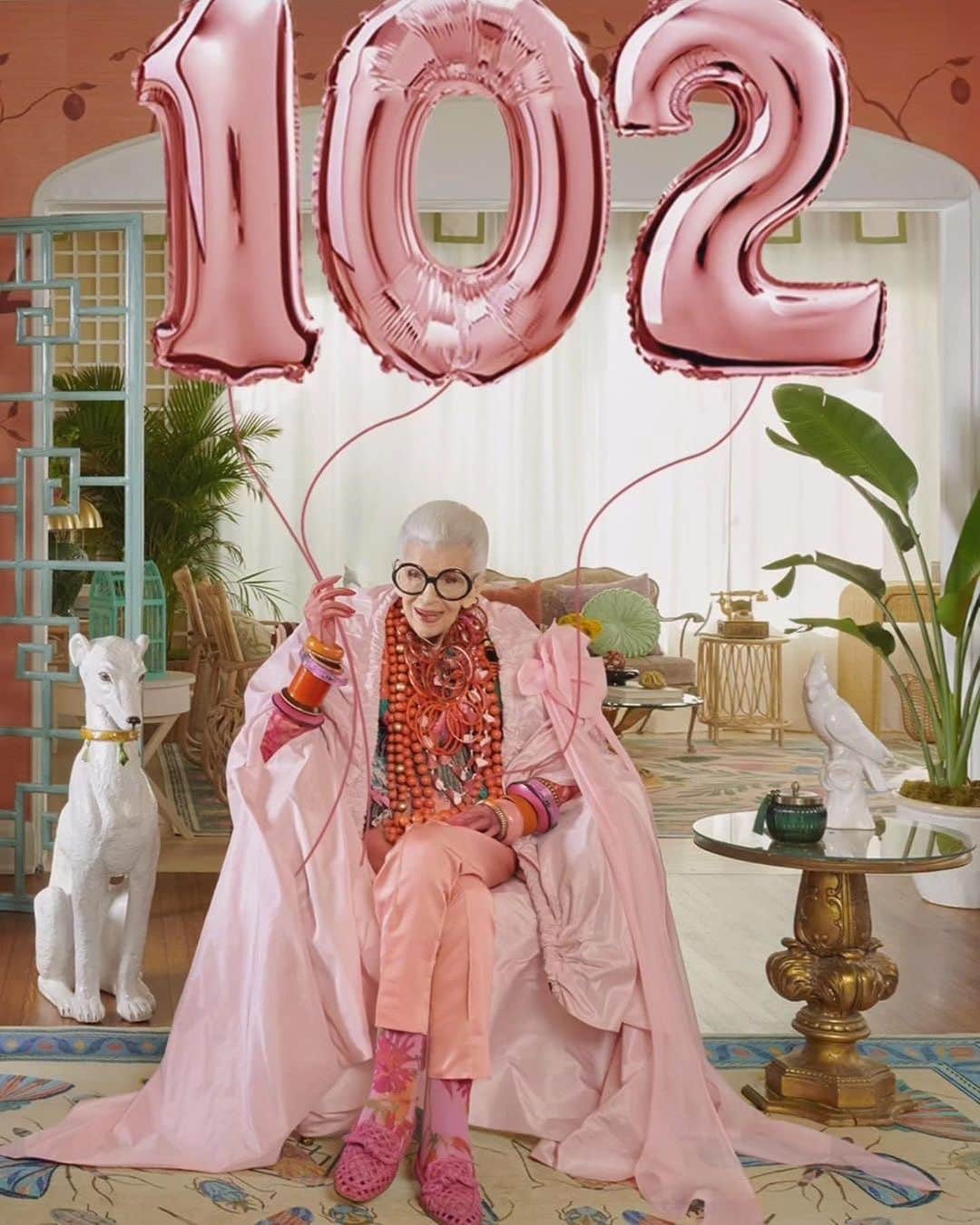 StreetArtGlobeのインスタグラム：「Happy birthday @iris.apfel! 🎉🥳🎂  Style icon Iris Apfel has just celebrated turning 102 years old, reaching the milestone age on Wednesday 29 August.   Iris an American businesswoman, interior designer, and fashion icon. In business with her husband, Carl, from 1950 to 1992, Apfel led a career in textiles, including a contract with the White House that spanned nine presidencies.   In retirement, she drew acclaim for a 2005 show at the Costume Institute at The Metropolitan Museum of Art featuring her collection of costume jewelry and styled with clothes on mannequins as she would wear it.   She has become a fashion icon, signing to IMG in 2019 as a model at age 97, and she was featured in a 2014 documentary called Iris by Albert Maysles.」