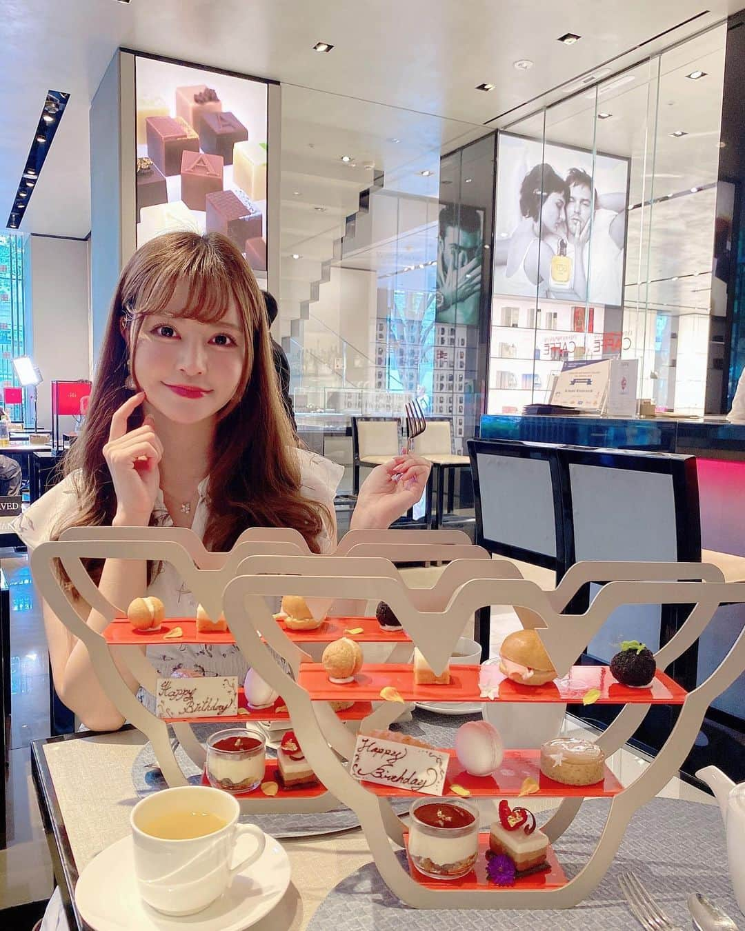 一ノ瀬まりなのインスタグラム：「🧁💓🧁💓🧁  ゆりさんとお祝い今年ももちろん同じ〜‪⸜(*ˊᵕˋ*)⸝‬🎂♡ @lily_721  ずーっとくだらない事で笑っておりました💓🫶 カニ座に悪い人はいない🦀笑  この量のアフヌンはペロリでした😋 美味しかった🧁♡  #アフターヌーンティー  #カフェ #afternoon #時系列バラバラグラム」