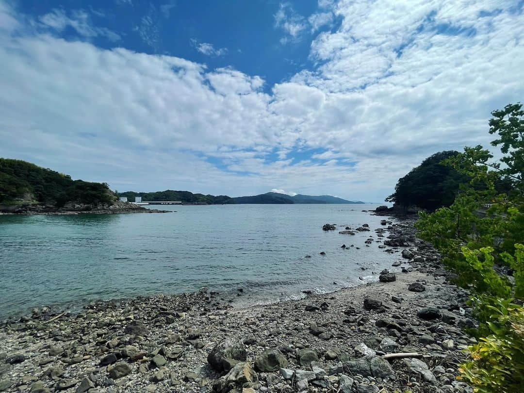 MARUのインスタグラム：「🗾 SHIKOKU  四国の旅その２  土佐清水〜柏島まで行ってきました。 狙いはシュノーケリング！だったけど 残念ながら台風に見舞われ 中日は移動日に  でも最終日は晴れて 柏島の海を堪能しましたよ あーまた海行きたい 今年もう一回潜れるかなぁ。。。  土佐清水で食べたカツオ うまかったぁ たたきはホント 新鮮じゃないとなんですよねぇ  ちなみに柏島は 一番メジャーな橋の下のビーチより 最後の写真にある キャンプ場横のビーチ（竜が浜）の方が 魚も多くて充実度高し！  #夏の思い出　になるくらいのタイムラグでごめん」