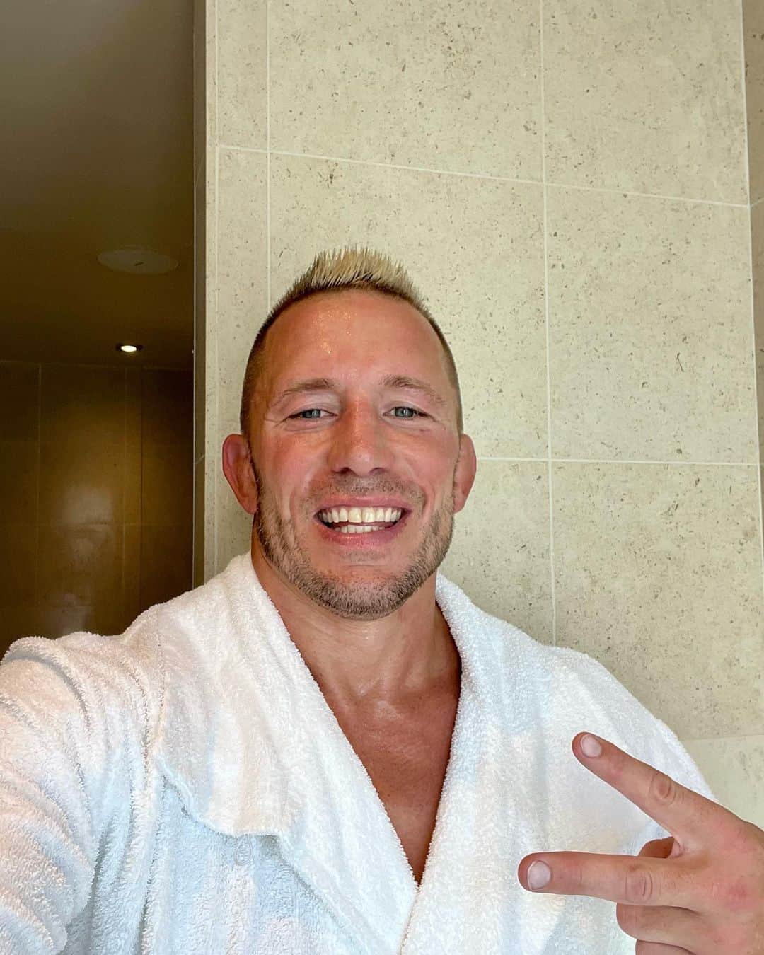 ジョルジュ・サンピエールのインスタグラム：「The sauna is one of the best ways to erase the traces of the weekend.  🎉🍻🥂🥳🫥. ..lol」