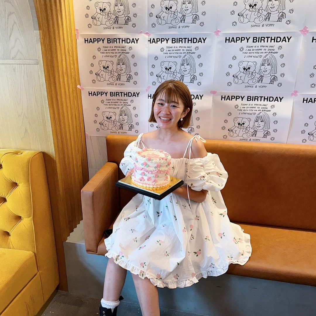 Little Sunny Biteのインスタグラム：「9/4 🥹 40歳になりました😳🫶🩷 30代最後の日は大好きなみんなと楽しい時間を過ごす事が出来ました。 ありがとう🩷  そしてLSBも10年と区切りの年。 私がここまでやってこれたのはここに居る皆んなと周りで支えてくれる方々、応援してくださる方々のお陰です。本当に感謝です。ありがとうございます🙏   今日みんなのたくさんの笑顔を見てとても幸せな気持ちになりました🫶 幸せいっぱいです。さっきから始まった40代も笑顔溢れる楽しい人生にしていきたいです。そして、皆様にもHAPPYを届けられるように精進します🙏 皆様これからもよろしくお願いします🫶   @i_my_me_mine_ 今日は本当にありがとう🥹🙏 love ❤️  来てくれたみんなありがとう🫶🫶 big hug 🤗 @kh_kidhulk  @tarolingal @7miwa0429 @kanako_m_official @ishiharachan.zion @__dococ__ @7_emil_y @keito_1214 @koheirobert @kakiuchiayami @nanagirl7 @ponpon_marcy @jinyoul @iam.megane @matsuno71 @akikohachinohe @rurimatsui @marco149 @gurorina @toriicamera @mumierre @nagaaase @minoshimamika   今日来ていたワンピースは @nayarea 🌷 thank you @dyelogpr  可愛いイラストは @sandw1tchshop が書いてくれたよ❤️ thank youuuuu love🫶 ケーキは @_cookieboy_ が作ってくれたよ🎂可愛すぎる🥹」