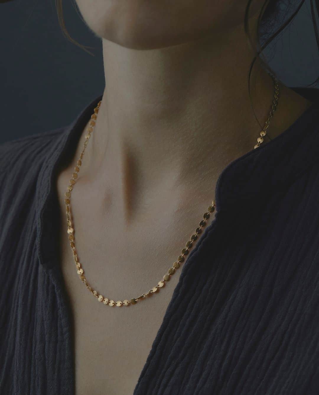 サトミ カワキタのインスタグラム：「Our Sahara necklace is handmade with glimmering, golden 18K yellow gold discs, and finished with a satin-matte finish for a luxe, smooth look.」