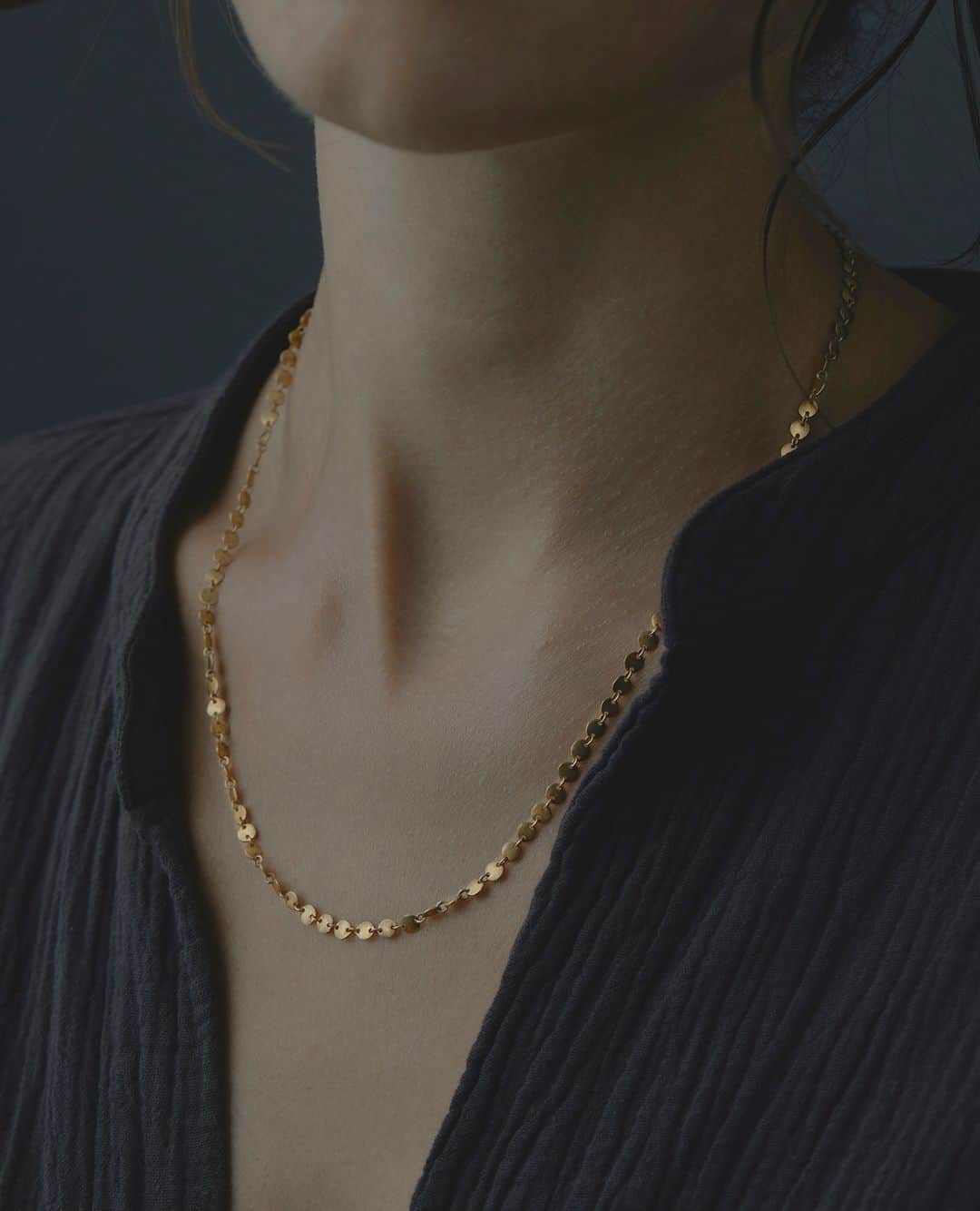 のインスタグラム：「Our Sahara necklace is handmade with glimmering, golden 18K yellow gold discs, and finished with a satin-matte finish for a luxe, smooth look.」