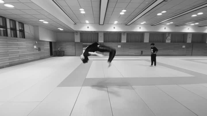 熊野直哉のインスタグラム：「初めてのバックレイアウト成功  スワンの型を取り戻したぞ #acrobat  #tricking #stunt #tumbling」