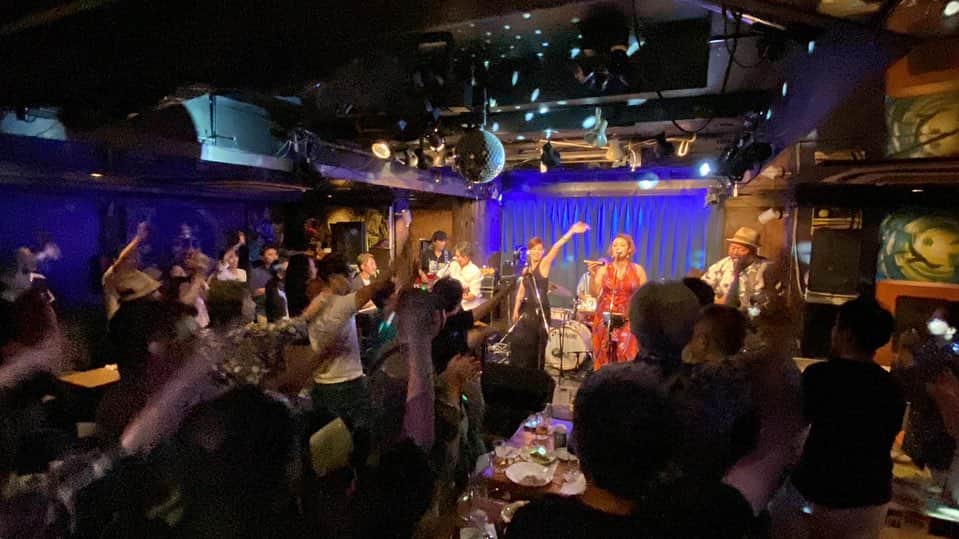 のインスタグラム：「SSPライブ@元住吉Powers2終了！ 初めての会場でしたが、 雰囲気最高！ ご飯美味しい！ 音最高！ スタッフの皆さん最高！ 大好きな会場の一つになりました！ 我が家の近所に欲しい… ありがとうございました！」