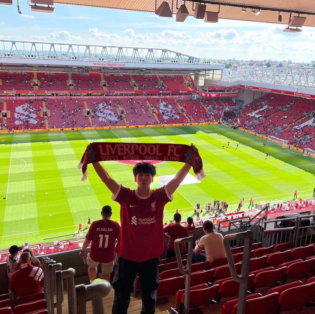 バロ のインスタグラム：「Anfield ♥️  꿈에 그리던 안필드에 와서 너무나도 행복하고 즐거웠습니다. 말로 표현 못할만큼 환상적이였고  역시나 안필드는 뜨거웠다!!  응원하면서도 믿기지가 않았는데 앞으로 더 자주 와야겠어요☺️  참고로 전 바르샤 팬(꾸레) 이고 PL은 리버풀 팬입니다^^  콥들아 모여라~~!!  Anfield was fantastic!!  I respect all the liverpool players and suppoters. And thank you for the wonderful birthday present.  M.Salah 😘  #liverpool #liverpoolfc #ynwa #salah #kop #anfield」