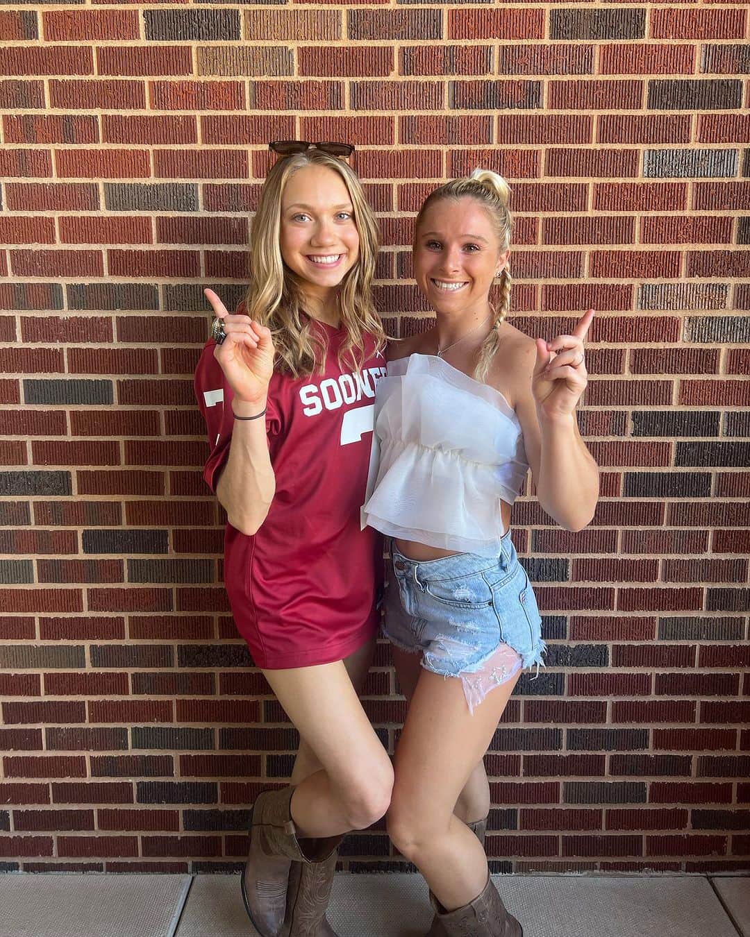 ラガン・スミスのインスタグラム：「Game day weekend❤️ Anyone know the score of the football game? Comment down below!」