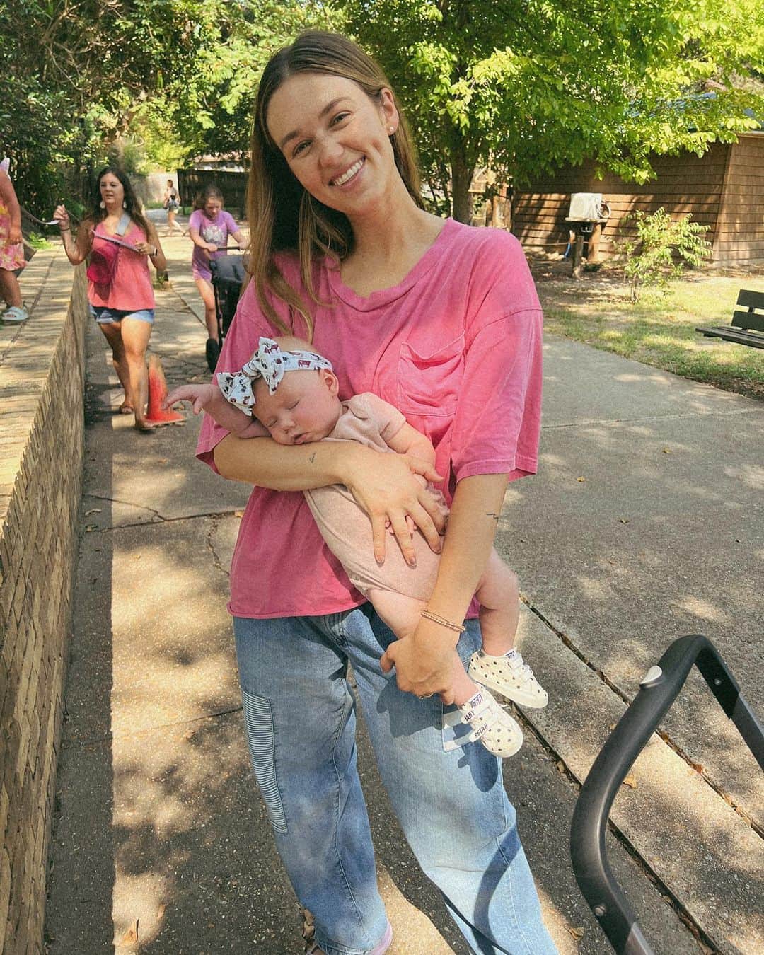 コリー・ロバートソンのインスタグラム：「She’s the most amazing mom!! I simply love watching her with her baby girls 💕also she has a conference coming up this weekend LO Sister that is going to be soooo good! I think there are a few tickets left, if there is anyway you can get here, grab your girls and come on! I promise you don’t want to miss it!  @losisterapp @liveoriginal I love you @legitsadierob」
