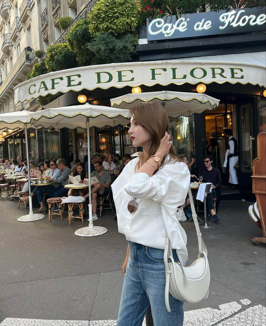 池田有里紗さんのインスタグラム写真 - (池田有里紗Instagram)「@cafedeflore_paris   パリに行ったら外せないカフェ☕️♡  シックなテイストのサン・ジェルマン・デ・プレ🍽️  オープンテラスでカフェラテ飲みながらおしゃれなパリジェンヌ達のファッションを眺めるのがなんとも幸せな時間だった..♡  次いくときはウインナーコーヒーを飲みたいな。  #cafedeflore #cafedefloreparis #cafédeflore #pariscafe #フランス #フランス旅行 #フランス料理 #パリ #パリ旅行 #パリジェンヌ #パリ生活」9月4日 1時11分 - arisa.ikd