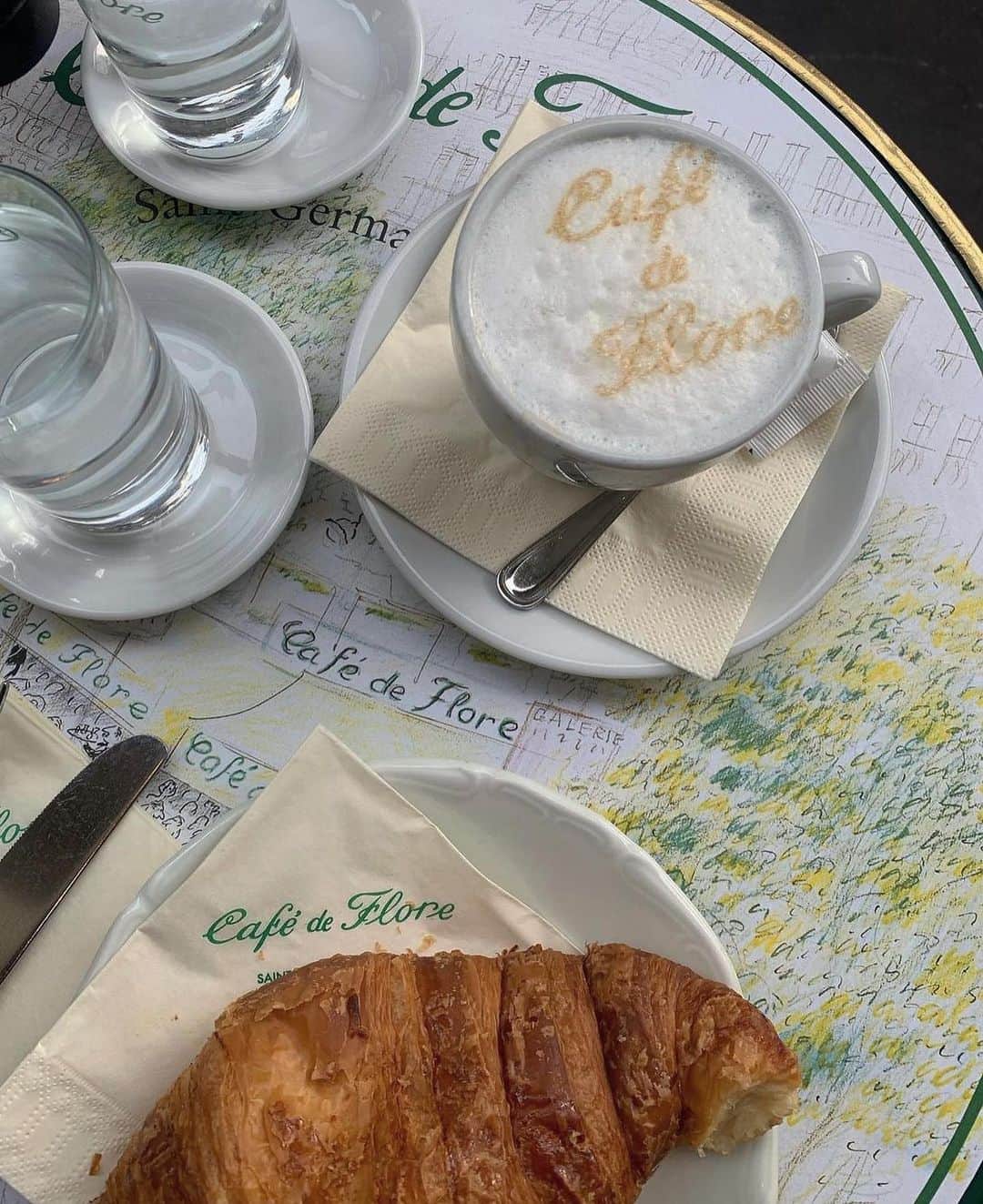 池田有里紗さんのインスタグラム写真 - (池田有里紗Instagram)「@cafedeflore_paris   パリに行ったら外せないカフェ☕️♡  シックなテイストのサン・ジェルマン・デ・プレ🍽️  オープンテラスでカフェラテ飲みながらおしゃれなパリジェンヌ達のファッションを眺めるのがなんとも幸せな時間だった..♡  次いくときはウインナーコーヒーを飲みたいな。  #cafedeflore #cafedefloreparis #cafédeflore #pariscafe #フランス #フランス旅行 #フランス料理 #パリ #パリ旅行 #パリジェンヌ #パリ生活」9月4日 1時11分 - arisa.ikd