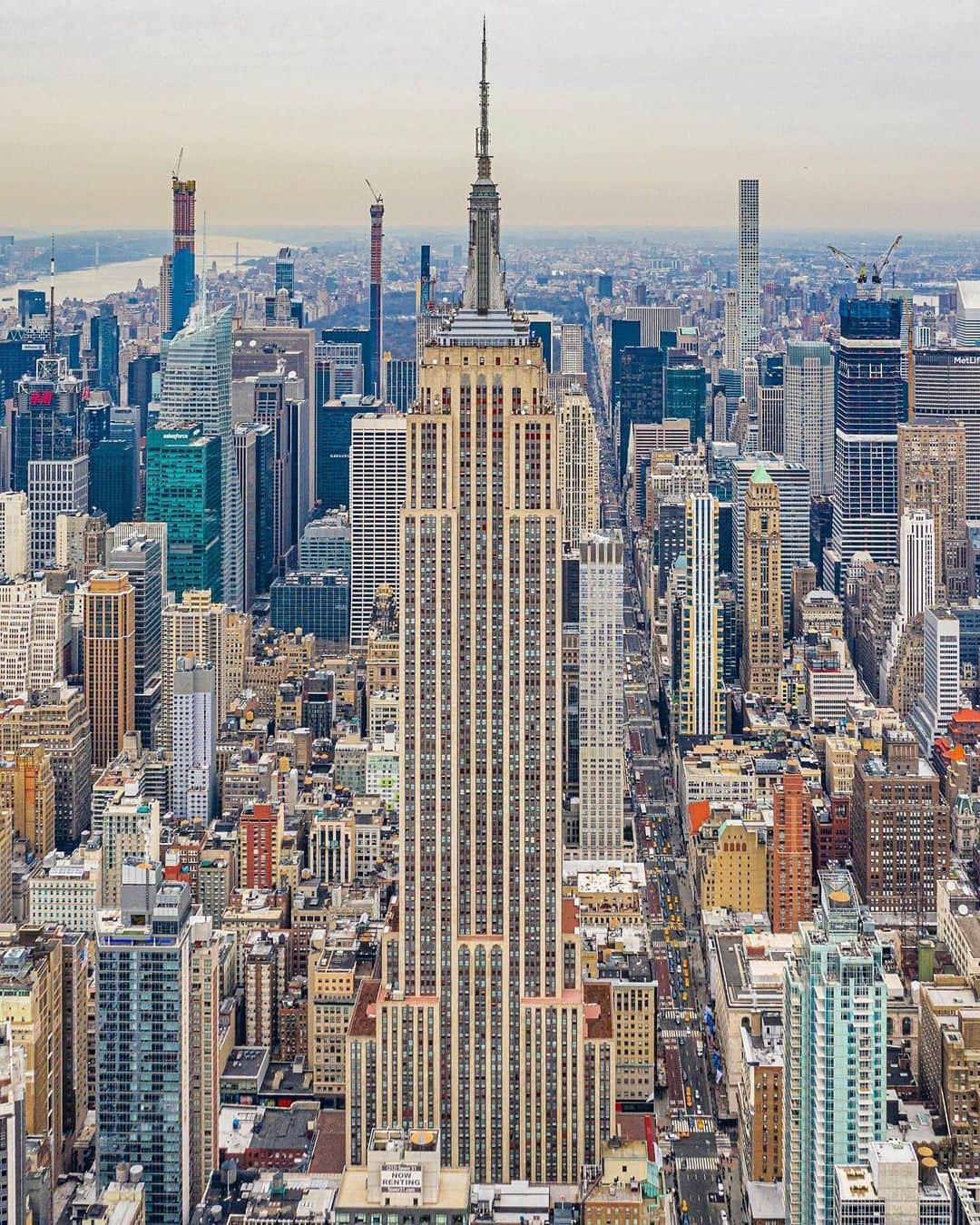 Empire State Buildingのインスタグラム：「Celebrating #worldskyscraperday with our friends across the world  Nous célébrons aujourd’hui la Journée mondiale des gratte-ciels dans le monde entier」
