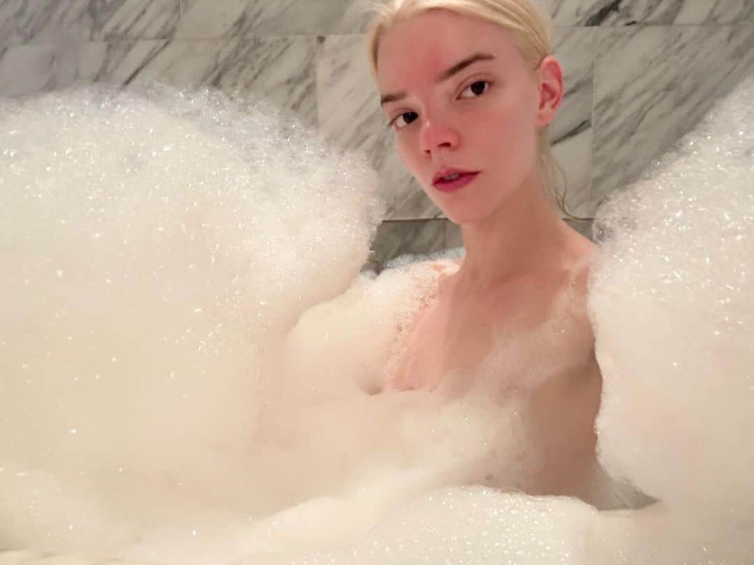 アニャ・テイラー＝ジョイのインスタグラム：「🫧」