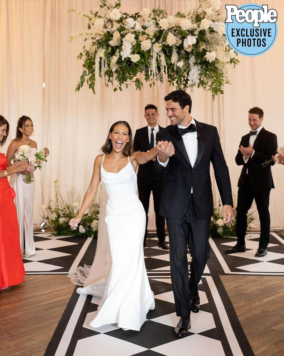 People Magazineさんのインスタグラム写真 - (People MagazineInstagram)「Joe Amabile and Serena Pitt have tied the knot — again!  Nearly a year after they first said “I do” in a New York City courthouse, the couple celebrated their love with a “magical” ceremony at The Cedar Room in Charleston, South Carolina.  “This time around it feels like the start of an exciting new chapter and we are looking forward to continuing doing life together,” Amabile told PEOPLE ahead of the Sept. 2 nuptials.  Head to the link in bio to read all about their special day. | 📷: @olivialeigh」9月4日 1時22分 - people