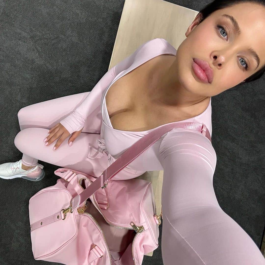 Mara Teigenのインスタグラム：「Recent selfies 🩰🫂」