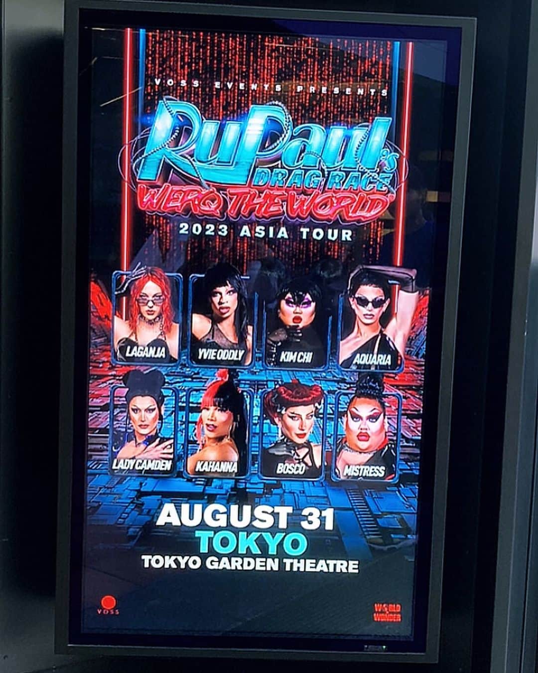 小明のインスタグラム：「「ル・ポールのドラァグレース」の公式ツアー「WERQ THE WORLD」に行ってきました！告知の時となんかメンバー変わってない？半分くらいまだ日本未配信のメンバーなのってちょっとどうなのよ！っていうかいつになったら新シーズン配信されるのよ！どんどんたまってくんですけど！今回来日するメンバーも数人「誰かな」って感じなんですけども、観れば楽しいに決まっているので問題はなしです。何より私の好きなイヴィが！ラガンジャが！アクエリアが！キムチーが！ああーーーんうれしいーーーーーいざショーが始まってみましたらアクエリアちゃんを座長としたSF仕立てのストーリーものでして( 凝ってる〜❤️)リップシンクショーもたっぷり大満足、さらにノーマークだったカハナ、ボスコ、ミストレス、カムデン、ハーーーーーーかっこよ、かわい、きれいわ〜〜〜〜〜〜〜なんじゃありゃ、すごかった。その辺を踏まえましても早く新シーズン配信開始してほしいですね、頼みますよ日本Netflix🔥🙏🔥」