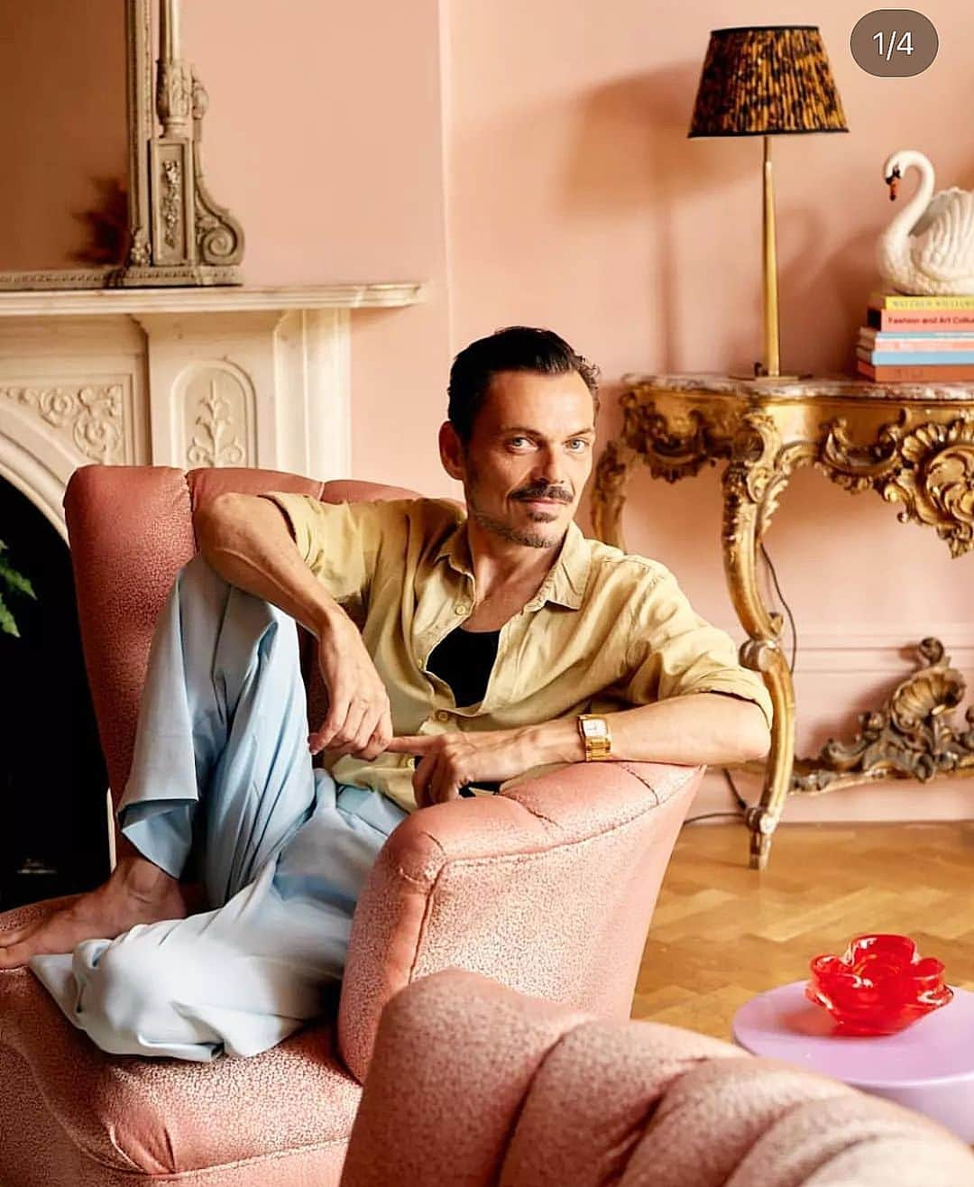 マシューウィリアムソンのインスタグラム：「LA VIE EN ROSE   When feted designer Matthew Williamson traded fashion for interiors, he found a more natural fit. Now with a new book out - part memoir, part style guide - he shows Eva Wiseman round his stunning London home. Extract from todays @guardianfashion magazine. Photography by @_sophia_spring_」