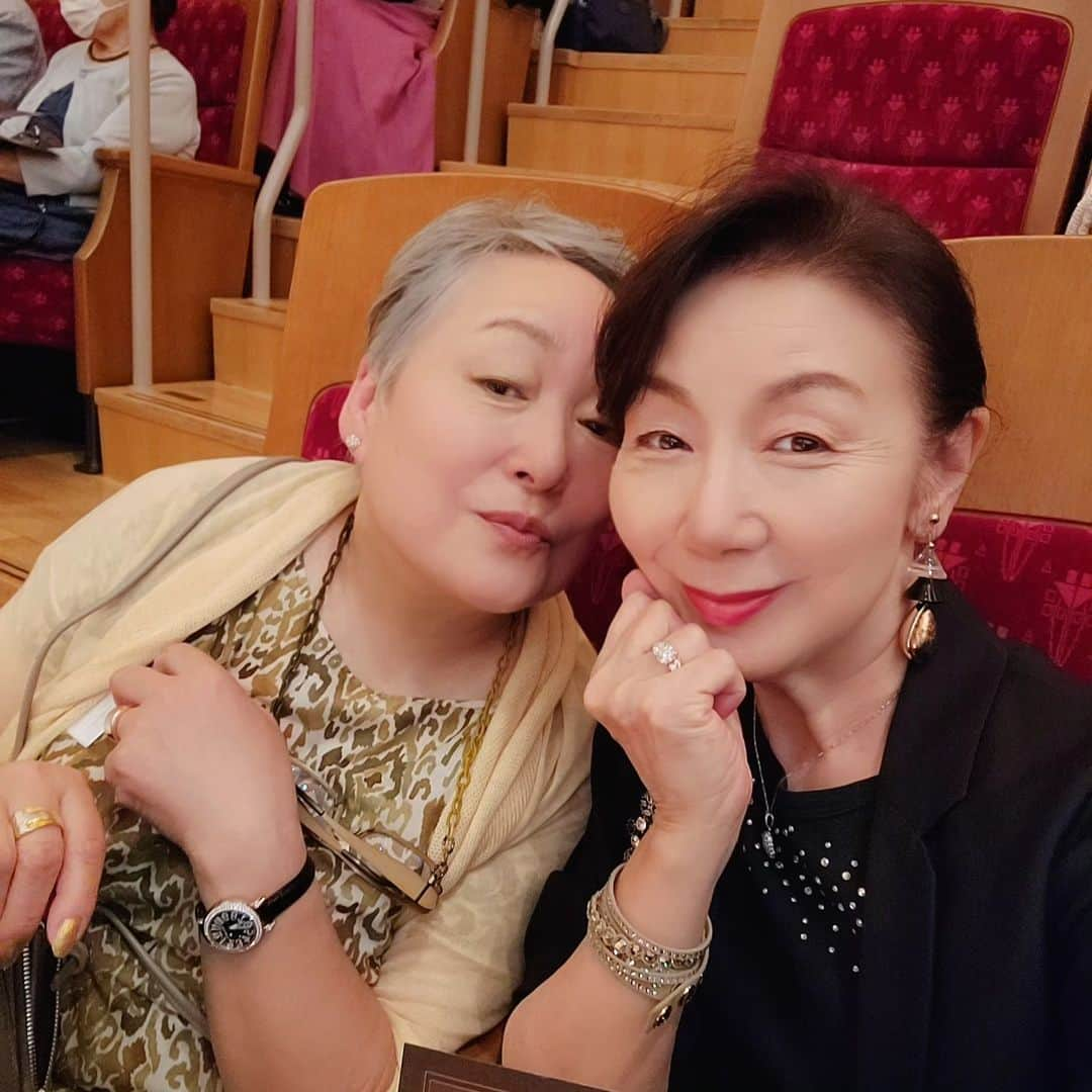 音無美紀子さんのインスタグラム写真 - (音無美紀子Instagram)「マエストロ西本智実さん率いるイルミナートフィルハーモニーオーケストラのコンサートに行って参りました。 二階のLA席、舞台下手側だったので、タクトを振る西本さんの横顔が見れて、その表情のなんと魅力的なことか！ そして、手、指先、しなやかに、時に激しく、踊るような全身全霊で音を紡いでいく姿にうっとりでございました。勿論、イルミナートフィルハーモニーの演奏の素晴らしさにも感動でした。  なりやまない拍手とブラボーの嵐、スタンディングオーベーション、、、 久しぶりにクラッシックコンサートを堪能できました。 興奮覚めやらぬままに。  #西本智実さん #サントリーホール #イルミナートフィルハーモニー」9月4日 1時40分 - mikikootonashi