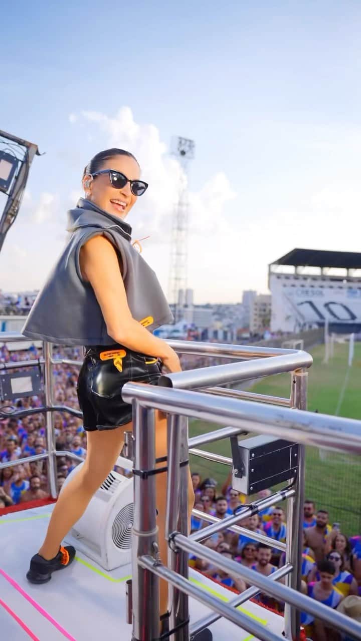 Claudia Leitteのインスタグラム：「Que dia foi esse, Ribeirão Preto?! Que energia incrível foi o @rpfoliaoficial ❤️ muito obrigada, Ribeirão Preto! Foi massaaaa」
