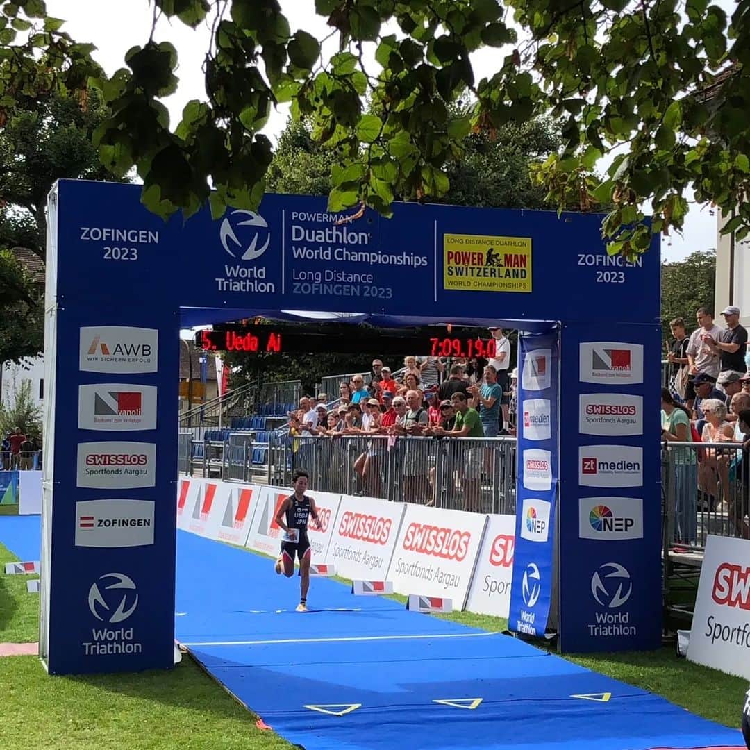 上田藍のインスタグラム：「. 🏃🏃🏃🏃⛰️🚲️🚲️🚲️🚲️⛰️🏃🏃🏃🏃  Powerman Zofingen:  World Triathlon Long-distance Duathlon Championships🇨🇭 I finished in 5th place. I enjoyed the crazy tough course.🤪✨‼️ Thank you to everyone who competed in the race.🌟 #worldtriathlon #longdistanceduathlon #thanksfull🤗  🏃🏃🏃🏃⛰️🚲️🚲️🚲️🚲️⛰️🏃🏃🏃🏃  本日、9月3日（日）にスイスで開催されました【ワールドトライアスロン・ロングディスタンスデュアスロン選手権（2023/ゾーフィンゲン）】に出場し、5位でフィニッシュをしました。  皆さん、応援をありがとうございました🤗✨  とてもとてもタフなコースを堪能してきました🔥また一皮むけることができそうです💪✨ 課題も収穫できましたので、引き続き、強化に励んでいきたいと思います。  後日、レースのことや色々お伝えしたい出来事などUPさせていただきます✨😌✨  取り急ぎの結果報告とさせていただきます。ありがとうございました🌿  #ロングディスタンスデュアスロン世界選手権 #スイス🇨🇭　#ゾーフィンゲン #応援をありがとうございました🌟 #トライアスロン #上田藍 #感謝🌿」
