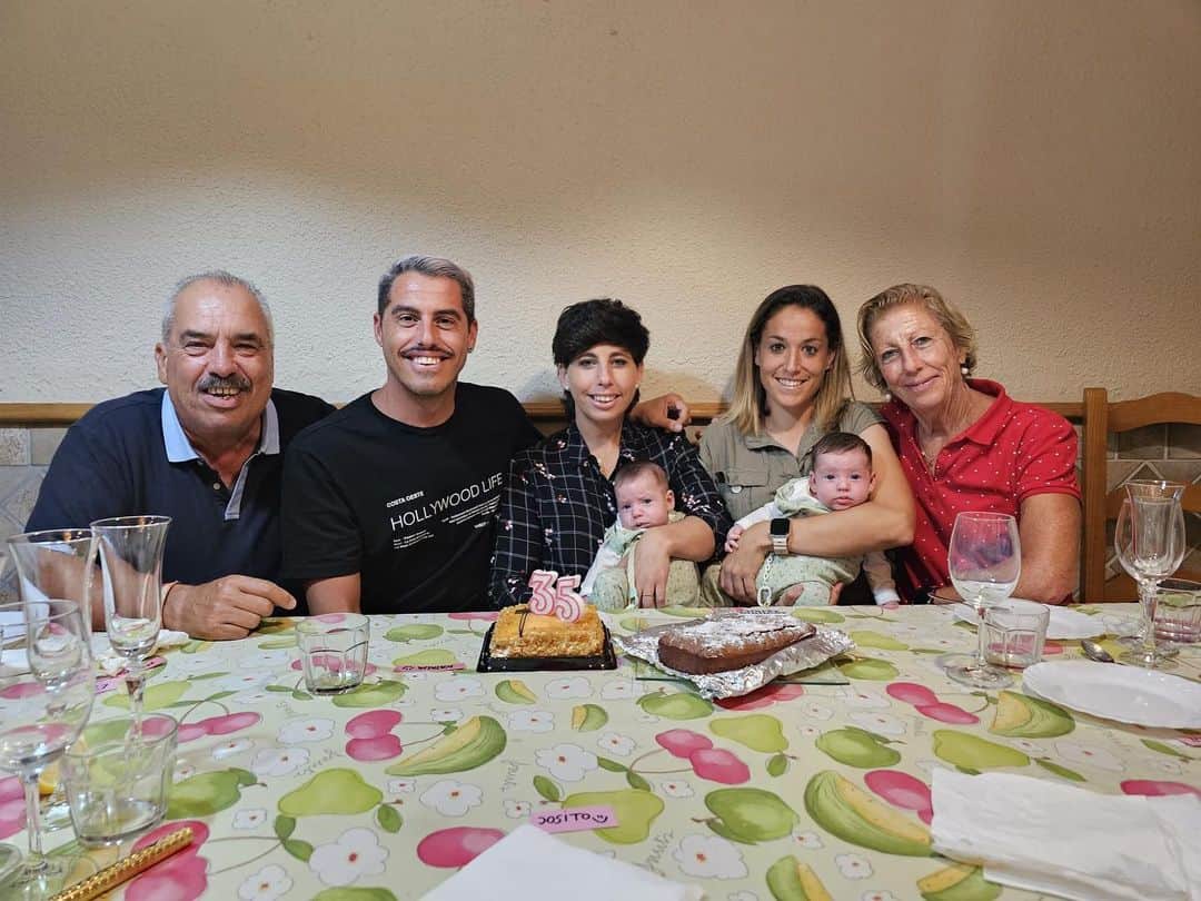 カルラ・スアレス・ナバロのインスタグラム：「Hoy tocaba soplar las velas y pedir un deseo, ese me lo guardo para mí.  ¡ELLOS QUE NO ME FALTEN NUNCA! 😍❤️😍❤️😍❤️」