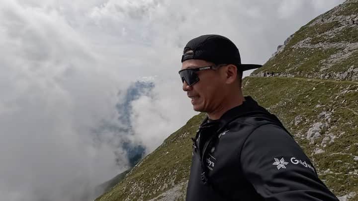 佐々木明のインスタグラム：「Training Camp in EUROPE👊  Mountain cold wind 🌬️  Super mindful spot European Alps🇦🇹🏔️  順調に心が透き通っていっています。 山には自分に向き合える何か大きなチカラがあるように 感じてます。  けど夏の山はただただ辛いです。登りも下りも。  今回のヨーロッパは色々準備と気持ちを変えたフィジカルメインのヨーロッパなのでとても順調に時間を過ごしてます。登った分降るとかシンプルで好き😊  世界のトップに戻るぞ俺は  #なまらきっつい #なんまわや #なんまやま」