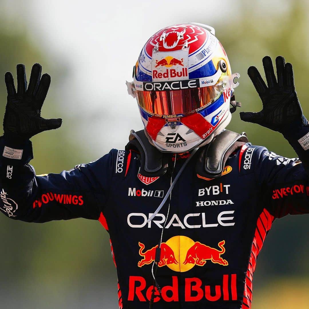 マックス・フェルスタッペンのインスタグラム：「A 10/10 performance today @redbullracing 🏆  To win 10 races in a row, and 15 consecutive races as a team, is unbelievable! 💪 I’m beyond proud to achieve this milestone together 👏  Today we will enjoy this moment and then we will keep pushing for more ☝   #ItalianGP」