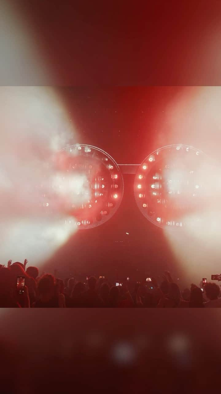 REZZのインスタグラム：「Did u guys enjoy my new intro^_^ I sampled the vocal from Donnie Darko.   Shout out to my production & visual team who mapped this very nicely to the music allowing the debut of the spectacle to shine.   Video by @michaelkirton_」