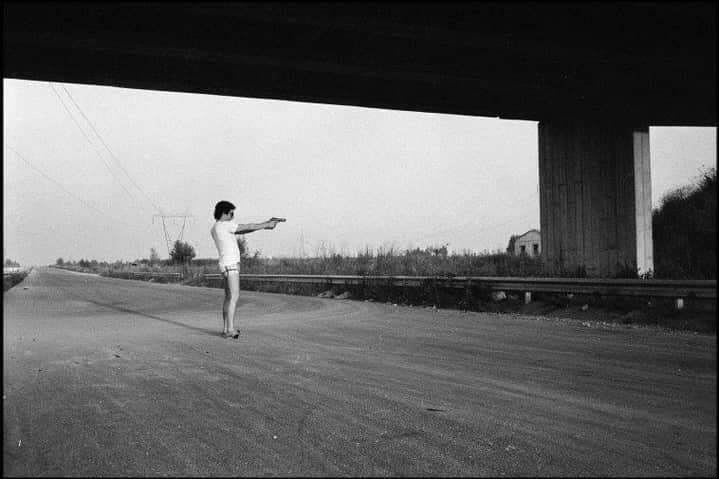 Magnum Photosのインスタグラム：「In 1982, Patrick @pzachmann followed a police force in Naples, Italy, during a tense period of conflict between the Neapolitan mafia, the Camorra, and the police and local community. ⁠ ⁠ The work resulted in his first monograph, Madonna!, which he dedicated to his friend and guide Andrea Mormile, a young police officer and local hero he accompanied on police patrols and to crime scenes. ⁠ ⁠ Today, September 3, marks the anniversary of Mormile’s assassination at the hands of the Camorra. In a new documentary, Un pezzo di papà, Patrick Zachmann travels back to Naples to meet his late friend's family.⁠ ⁠ 🔗 Tap the link in the @magnumphotos bio to watch a preview of the documentary.⁠ ⁠ PHOTOS (left to right):⁠ ⁠ (1) Officer Andréa Mormile at shoot training on an abandoned highway. Naples. Italy. 1982.⁠ ⁠ (2) Mario C, 22, presumed "hitman" for the Camorra is accused of having executed several people from rival gangs but refuses to make a statement. Naples. Italy. 1982.⁠ ⁠ (3) Mothers crying after their sons and husbands have been arrested for drug trafficking. Naples. Italy. 1982.⁠ ⁠ (4) Spanish district, a poor district, where the Camorra recruit among kids. Naples. Italy. 1982.⁠ ⁠ (5) Andréa Mormile. Naples. Italy. 1982.⁠ ⁠ (6) A delinquent suspected of belonging to the Camorra is interrogated by the anti-mafia squad. Naples. Italy. 1982.⁠ ⁠ (7) The anti-Camorra squad hunts down and threatens cigarette smugglers. These eventually got away, knowing that this policeman could not fire on territory controlled by the sea police. Naples, Italy. 1982.⁠ ⁠ (8) Night scene outside a gambling den. Naples. Italy. 1982.⁠ ⁠ (9) The anti-Camorra squad hunting down a white Volvo. Campania. Naples. Italy. 1982.⁠ ⁠ (10) A presumed member of Camorra, who had taken part in a hold-up with hostages, is arrested at night at his home by the anti-Camorra squad. Naples. Italy. 1982.⁠ ⁠ © Patrick @pzachmann / Magnum Photos」