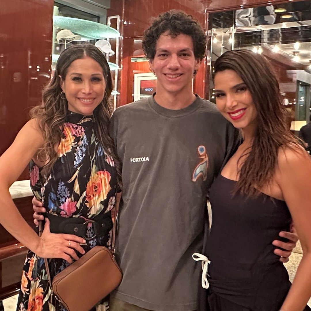 ロゼリン・サンチェスのインスタグラム：「Let me tell you… spending time and cultivating a beautiful friendship and working relationship with these two amazing humans has been the highlight of this @miraquienbaila experience!  @chapulo7 & @biancapamelamarroquin  Gracias por las risas, el cariño y dar cátedra de profesionalismo. Que lindo compartir esa mesa de jueces con personas que irradian luz 💫 I love it!  Octubre 1 a las 7pm mi gente por @univision  #demasiadocontoomuch」