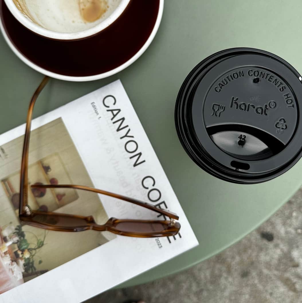 DAILYLOOKのインスタグラム：「This month was made for more coffee runs ☕ #weekend #coffee」