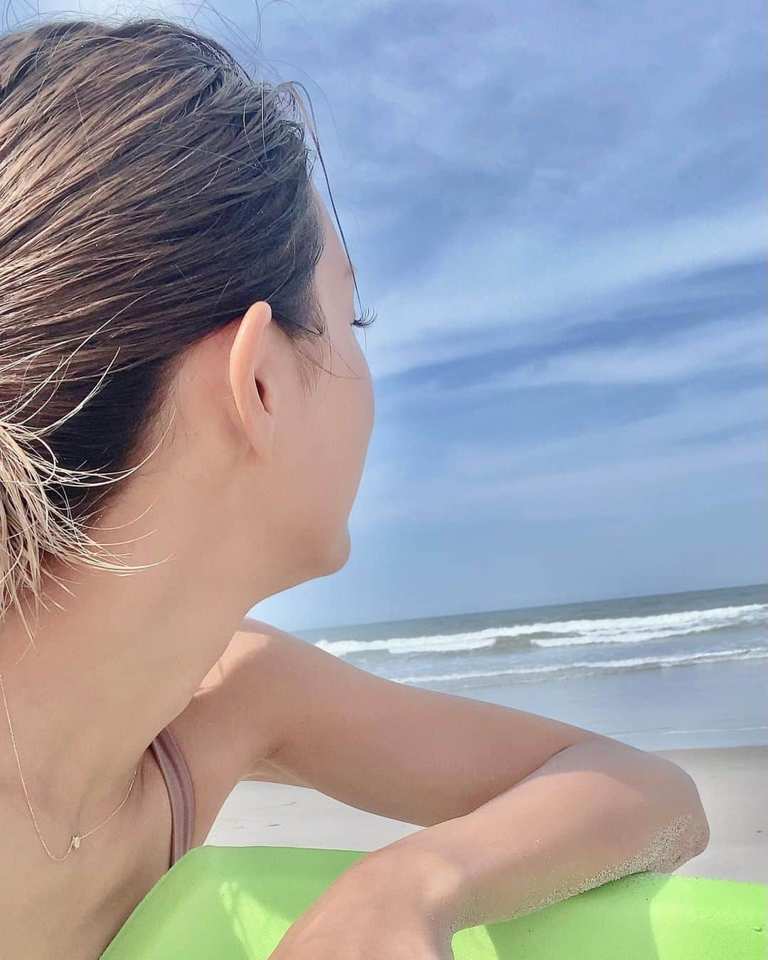 遠藤彩香さんのインスタグラム写真 - (遠藤彩香Instagram)「土曜海納めの日🏖️ 先週行けなくなって9月にめり込み！  最後と思えば無理して沢山写真撮ってみたんだ〜寂！  台風の影響か9月だからか 前より風があって15時にわ上がると寒気💦  靴履いて波に乗ったら脱げそうになってさ 必死で死守したら足ツッて、 波に打たれながら足直してもらってたんだけど その靴手放されて片方行方不明🦶  死守した意味… 無駄に足攣った… お気にだったのに🥺  #今年わ #去年行方不明になったゴーグル #打ち上げられてるのを発見した！ #多分アタシの #そんな気がするテレパシー #お気にゴーグル溺れて2回行方不明 #今の3代目 #一昨年わサンダルも片方行方不明 #それもたまたま翌日発見 #てことわ #来年また会えるのかな？ #アタシの靴 #どこいったん #海#🏖️」9月4日 2時05分 - endo_ayaka