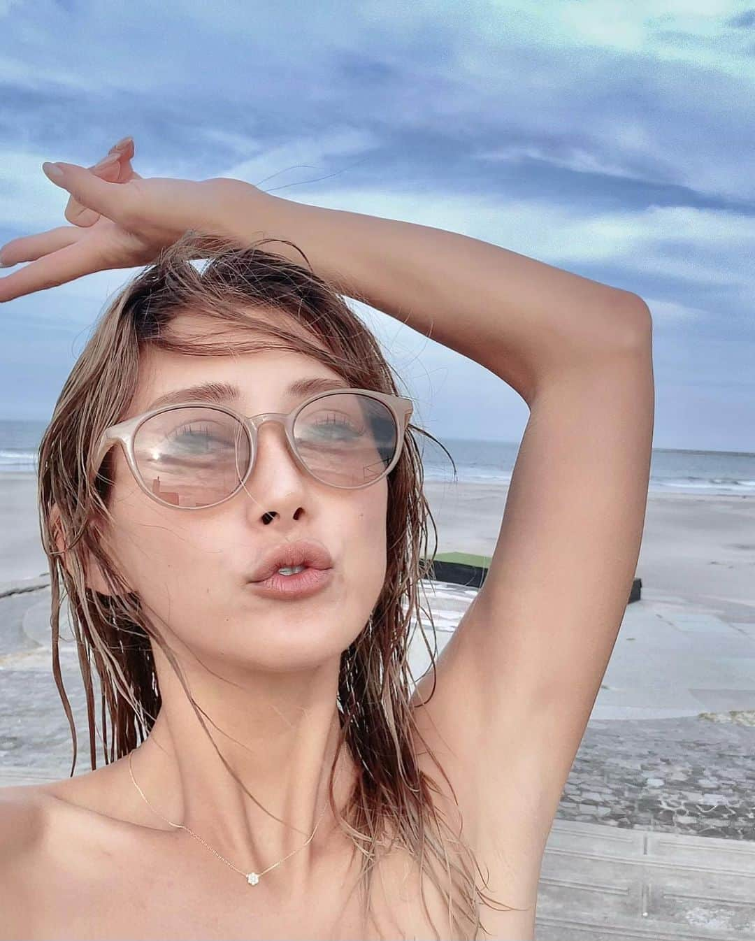 遠藤彩香さんのインスタグラム写真 - (遠藤彩香Instagram)「土曜海納めの日🏖️ 先週行けなくなって9月にめり込み！  最後と思えば無理して沢山写真撮ってみたんだ〜寂！  台風の影響か9月だからか 前より風があって15時にわ上がると寒気💦  靴履いて波に乗ったら脱げそうになってさ 必死で死守したら足ツッて、 波に打たれながら足直してもらってたんだけど その靴手放されて片方行方不明🦶  死守した意味… 無駄に足攣った… お気にだったのに🥺  #今年わ #去年行方不明になったゴーグル #打ち上げられてるのを発見した！ #多分アタシの #そんな気がするテレパシー #お気にゴーグル溺れて2回行方不明 #今の3代目 #一昨年わサンダルも片方行方不明 #それもたまたま翌日発見 #てことわ #来年また会えるのかな？ #アタシの靴 #どこいったん #海#🏖️」9月4日 2時05分 - endo_ayaka