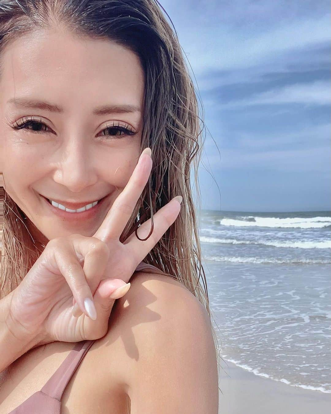 遠藤彩香さんのインスタグラム写真 - (遠藤彩香Instagram)「土曜海納めの日🏖️ 先週行けなくなって9月にめり込み！  最後と思えば無理して沢山写真撮ってみたんだ〜寂！  台風の影響か9月だからか 前より風があって15時にわ上がると寒気💦  靴履いて波に乗ったら脱げそうになってさ 必死で死守したら足ツッて、 波に打たれながら足直してもらってたんだけど その靴手放されて片方行方不明🦶  死守した意味… 無駄に足攣った… お気にだったのに🥺  #今年わ #去年行方不明になったゴーグル #打ち上げられてるのを発見した！ #多分アタシの #そんな気がするテレパシー #お気にゴーグル溺れて2回行方不明 #今の3代目 #一昨年わサンダルも片方行方不明 #それもたまたま翌日発見 #てことわ #来年また会えるのかな？ #アタシの靴 #どこいったん #海#🏖️」9月4日 2時05分 - endo_ayaka