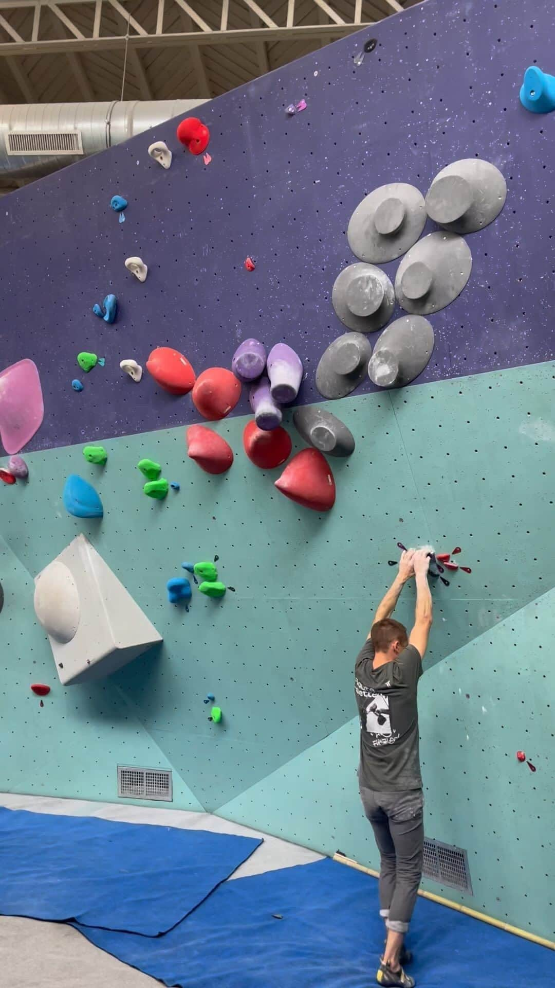 ジェレミー・ボンダーのインスタグラム：「Le violet 🟣 que j’ai ouvert la semaine dernière … la petite coordination réveille bien 😜  #arkose #arkoseheroes #snapclimbing #ffmeoccitanie #lasportiva #beal」