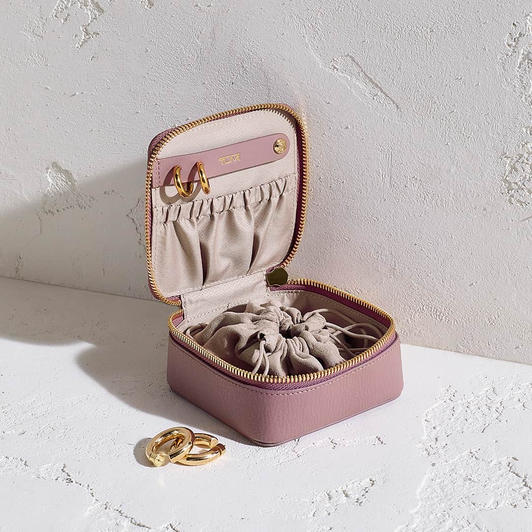 トゥミのインスタグラム：「Leave no hoops, rings, or pendants behind with the Belden’s new jewelry case.   #TUMI」