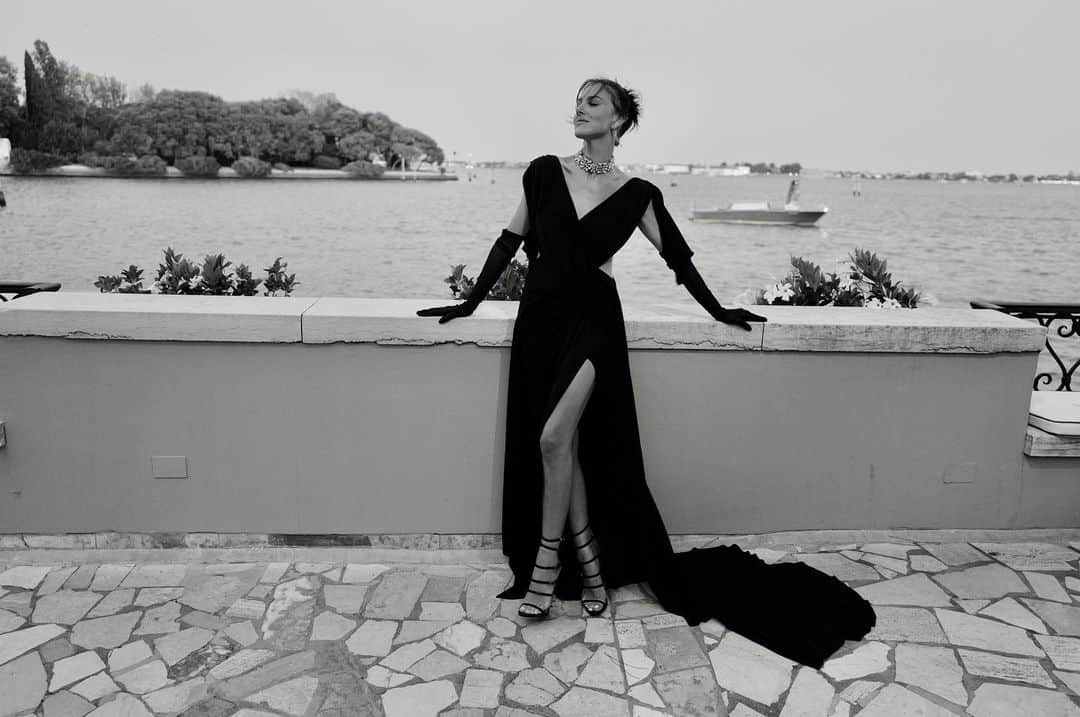 エリザ・カミングスのインスタグラム：「Venice baby @gregwilliamsphotography ❤️ @belmondhotelcipriani」
