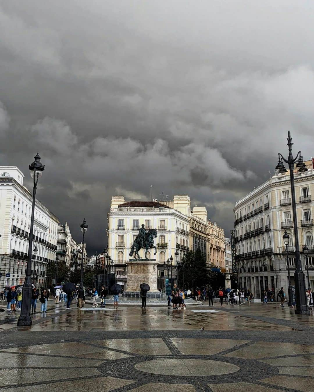 Guido Gutiérrez Ruizさんのインスタグラム写真 - (Guido Gutiérrez RuizInstagram)「Un poco de lluvia por Madrid ☔ A bit of rain in #Madrid #Guigurui」9月4日 2時13分 - guigurui