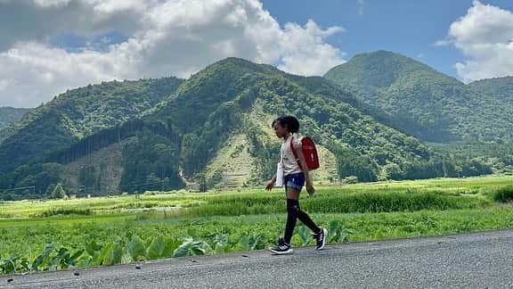 中鉢明子さんのインスタグラム写真 - (中鉢明子Instagram)「🇯🇵しばらく日本へ行っていてインターネットから離れてました〜　今年の夏の大イベントは娘の小学校体験でした😭👏✨🇯🇵This summer my daughter went to a public elementary school in Japan for the experience. 🏫The good thing about Japanese schools is that they have a variety of curriculums, healthy school meal using seasonal ingredients, and cleaning the classrooms by themselves every day. Omg My daughter really really loves Japanese school and friends. (※For privacy reasons I won’t be able to upload any pictures regarding the school but here is an illustration of the school👍) 最初は実家からすぐの横浜市の私の母校を考えてましたが、せっかくなら私も体験しなかった大自然の中での体験がいいなと思い、ご縁もあって静岡県にある両親の伊豆高原の別荘から通える山と田んぼ囲まれた自然いっぱいの小学校を選びました。生徒数はひと学年が10名程度、全学年合わせても70名強と小規模ならではの良さと、創立150周年の歴史ある小学校で運良く航空写真にも参加出来ました。  両親が私が一歳の時に買った小さな別荘で、毎年夏に来ていたけど長期滞在はしたことなかったので私も知らないことばかり。娘の送り迎えは、車で片道10分程度だったので下の息子たちを乗せて毎回いろんな道を走って改めて土地を知っていって楽しかったぁ。学校の先生はじめ🥹、娘の担任の先生🥹🥹、近所の方々🥹🥹😭にこれでもかってほど親切にして頂きました。スーパーや医療機関どこへ行っても対応が親切で心満たされる時間を過ごしました。(ごめんなさい💦でも横浜市とはちょいっと温かさが違う。)  登校初日は田んぼで虫取りの授業があったみたいで、娘は泥だらけのカエルを4匹虫カゴに入れて嬉しそうに持って帰ってきました。(で、飼いました。) 娘の感想は…  図工の時間が一番楽しかった！給食のごはんがうちで食べるご飯と同じだったー！牛乳パックは飲んだあとは洗って切ってリサイクルするんだよ。などなど本人の中で点と点が繋がるようなことがいっぱいあったみたいで、理科の実験がアメリカは書くだけだけど日本は実験いっぱいして楽しかった。あとやっぱりお友達との休み時間が楽しかった。人数が少ないのでみんなと話すチャンスがあったみたいです。あぁ〜もっと通いたいよ〜。とそんな姿に家族も毎日一喜一憂でした🙏　あらあらついつい長文になっちゃった。(※校内での写真はプライバシーの問題上載せないので海外の友達にわかりやすくイメージイラスト載せます😉) #日本の小学校 #夏休み #体験 #子育て」9月4日 2時13分 - akiko_harlem