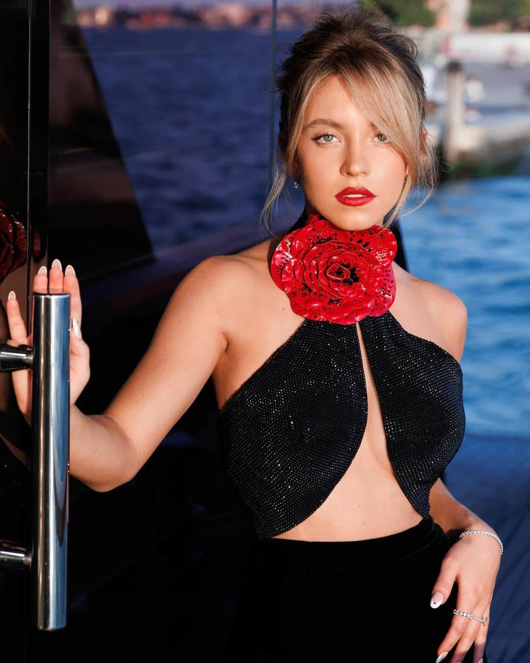 Armani Beautyさんのインスタグラム写真 - (Armani BeautyInstagram)「Memorable moments. Mr. Armani welcomed the Armani beauty Faces, GEN A Collective and special guests at an exclusive cocktail hosted on his yacht in Venice.  @sadiesink_, @sydney_sweeney, @regejean, @gretaferro, @adriaarjona, @madisinrian, @camimendes, @hichasestokes, @lukasgage, @miguelangelsilvestre   @GiorgioArmani  @labiennale  Credits: @germanlarkin, @sgpitalia   #Armanibeauty #Armanimakeup #BiennaleCinema2023 #Venezia80 #GiorgioArmani #GAOneNightOnlyVenezia #SadieSink #SydneySweeney #RegeJeanPage #GretaFerro #AdriaArjona #MadisinRian #CamilaMendes #ChaseStokes #LukasGage #MiguelAngelSilvestre」9月4日 2時19分 - armanibeauty